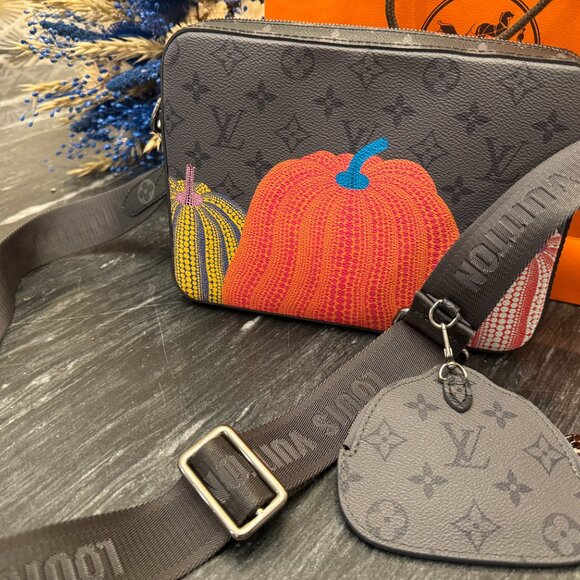 Louis Vuitton YAYOI KUSAMA SPECIAL EDITION UNISEX MESSENGER BAG - Picture 2 of 3